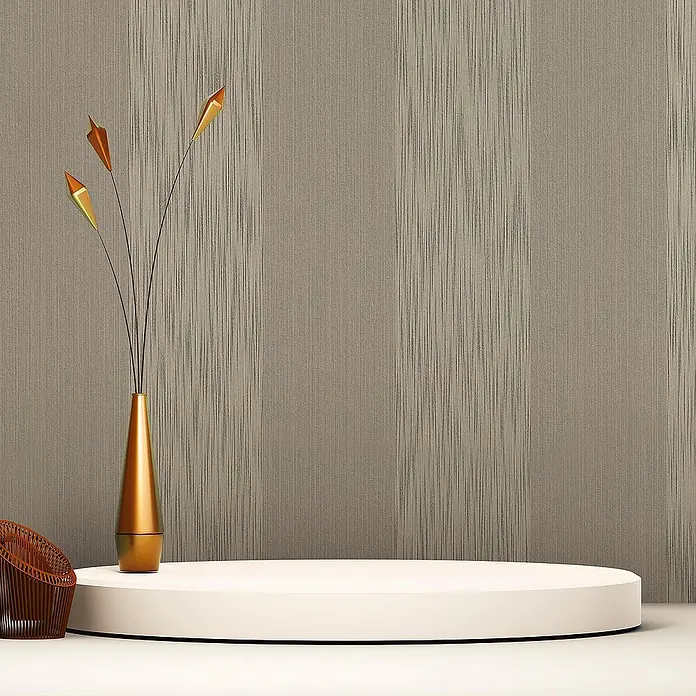 Tadessi Vliestapete M1-No.3807 - Grau, Streifen, 10,05 x 0,53 m - Weißes rundes Produktpräsentationspodest mit goldener Vase und einem Teil eines geflochtenen Stuhls.