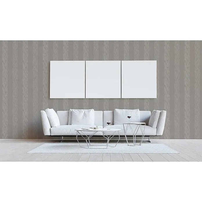 Tadessi Vliestapete M1-No.3807 - Grau, Streifen, 10,05 x 0,53 m - Graue Tapete mit dezentem vertikalem Streifenmuster und texturierten Akzenten in einem modernen Wohnzimmer.