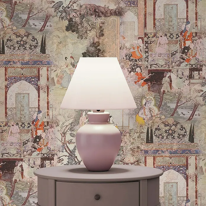 Tadessi Vliestapete M1-No.1699 - Grün, Sonstiges, 10,05 x 0,53 m - Rosa Tischlampe mit weißem Schirm auf grauem Rundtisch vor reich gemusterter, mehrfarbiger Tapete.