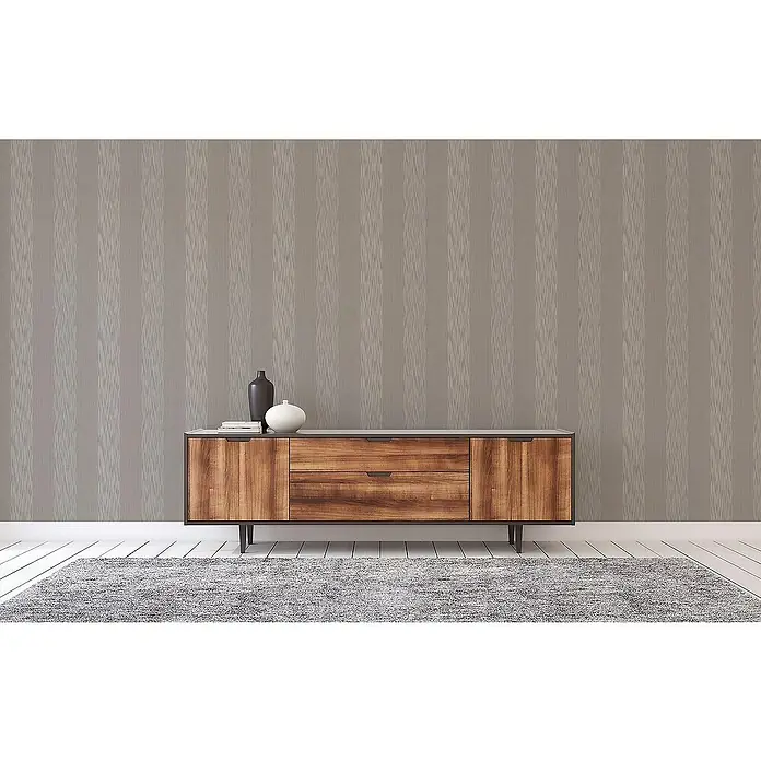 Tadessi Vliestapete M1-No.3807 - Grau, Streifen, 10,05 x 0,53 m - Modernes Sideboard aus Holz mit Schubladen und Türen, in einem Raum mit gemusterter Tapete und grauem Teppich.