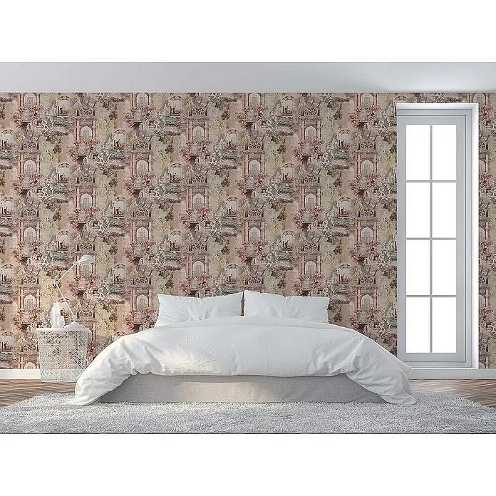 Tadessi Vliestapete M1-No.1699 - Grün, Sonstiges, 10,05 x 0,53 m - Prunkvolle Mustertapete mit architektonischen und floralen Motiven an einer Schlafzimmerwand hinter einem weißen Bett.