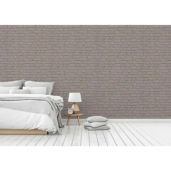 Tadessi Vliestapete M1-No.398 - Schwarz, Steinoptik, 10,05 x 0,53 m - Graue Ziegelmuster-Tapete an einer Schlafzimmerwand hinter einem Bett mit weißer Bettwäsche.