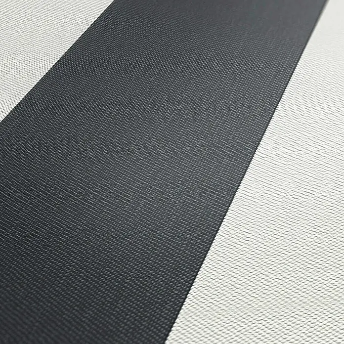 Tadessi Vliestapete M1-No.12 - Grau, Streifen, 10,05 x 0,53 m - Strukturierte Tapete mit diagonalen dunkelgrauen und cremeweißen Streifen.