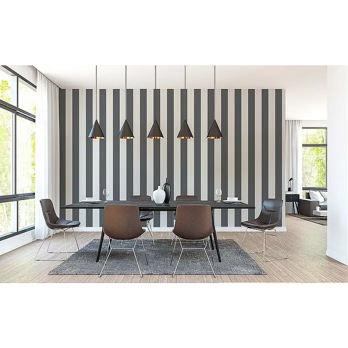 Tadessi Vliestapete M1-No.12 - Grau, Streifen, 10,05 x 0,53 m - Modernes Esszimmer mit dunklem Tisch, braunen Stühlen mit Metallbeinen und schwarzen konischen Pendelleuchten über einer gestreiften Wand.