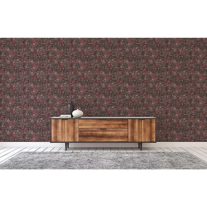 Tadessi Vliestapete M1-No.362 - Rot, Fliesenoptik, 10,05 x 0,53 m - Dunkle Mustertapete mit roten und braunen sechseckigen Motiven, in einem Raum über einem Holzschrank und grauem Teppich.