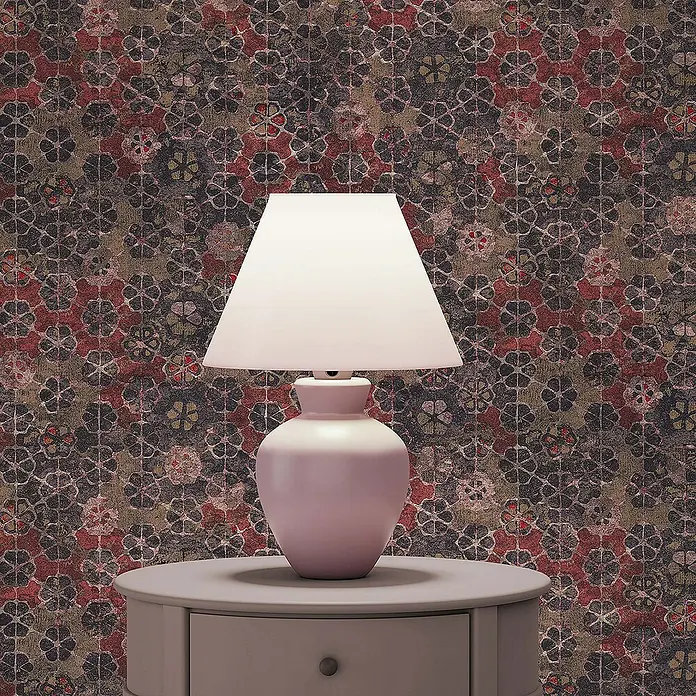Tadessi Vliestapete M1-No.362 - Rot, Fliesenoptik, 10,05 x 0,53 m - Rosa Keramik-Tischlampe mit weißem Schirm auf einem grauen Nachttisch vor einer gemusterten Wand.