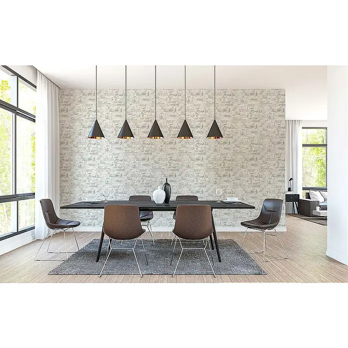 Tadessi Vliestapete M1-No.293 - Grau, Steinoptik, 10,05 x 0,53 m - Modernes Esszimmer mit dunklem Esstisch, braunen Stühlen mit Metallbeinen und fünf schwarzen konischen Pendelleuchten mit Kupferinnenflächen.