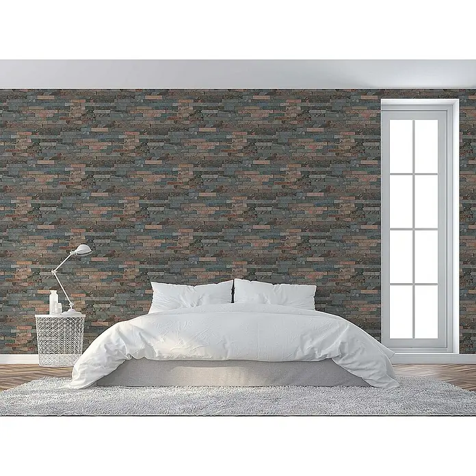 Tadessi Vliestapete M1-No.111 - Grau, Steinoptik, 10,05 x 0,53 m - Mehrfarbige Akzentwand mit Ziegelmuster hinter einem Bett in einem modernen Schlafzimmer.