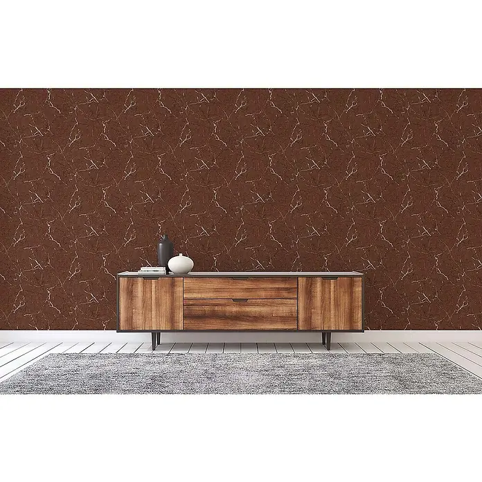 Tadessi Vliestapete M1-No.600 - Rot, Steinoptik, 10,05 x 0,53 m - Braune Wandverkleidung mit weißen marmorähnlichen Adern, an einer Wand in einem Raum angebracht.