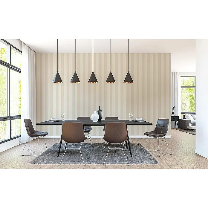 Tadessi Vliestapete M1-No.3535 - Weiß, Streifen, 10,05 x 0,53 m - Fünf schwarze, konische Pendelleuchten mit Kupfer-Interieur hängen über einem modernen Esstisch und beleuchten den Raum.