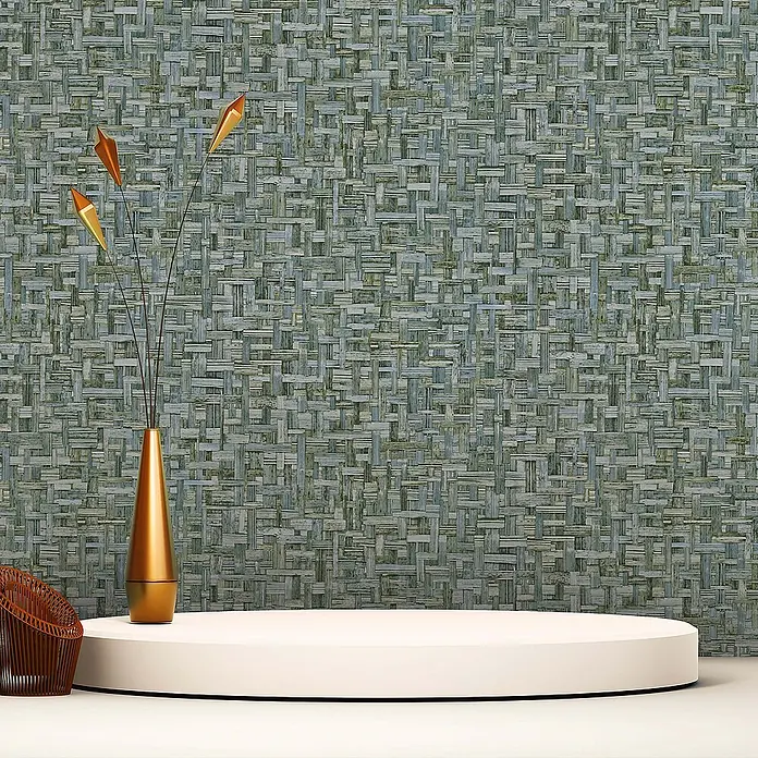 Tadessi Vliestapete M1-No.1534 - Blau, Holzoptik, 10,05 x 0,53 m - Weißes rundes Produktpodest mit goldener Vase vor einer strukturierten Flechtwand, bereit zur Produktpräsentation.
