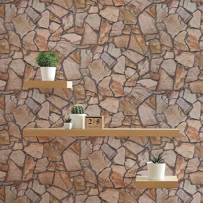 Tadessi Vliestapete M1-No.874 - Beige, Steinoptik, 10,05 x 0,53 m - Tapete mit rustikalem Steinmuster in warmen Erdtönen, dekoriert mit Holzregalen und Topfpflanzen.