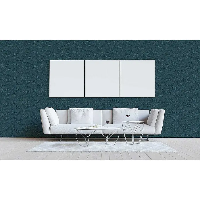 Tadessi Vliestapete M1-No.2819 - Schwarz, Floral, 10,05 x 0,53 m - Dunkelblaue strukturierte Tapete an einer Wohnzimmerwand, hinter einem weißen Sofa.