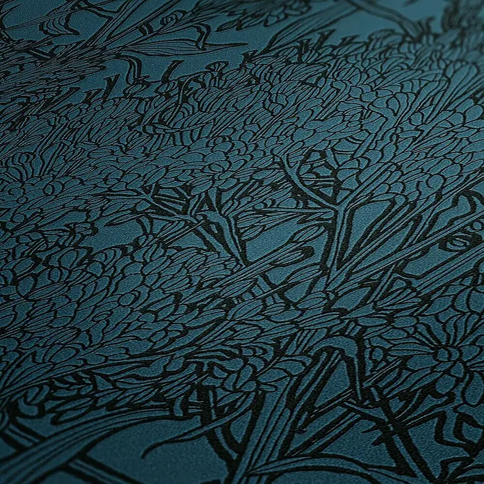 Tadessi Vliestapete M1-No.2819 - Schwarz, Floral, 10,05 x 0,53 m - Texturierter dunkelpetrolfarbener Stoff mit einem sich wiederholenden botanischen Muster in Schwarz.