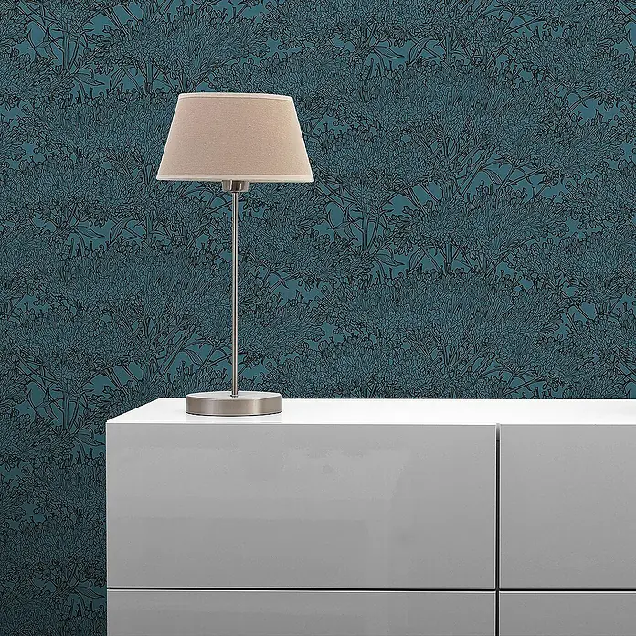 Tadessi Vliestapete M1-No.2819 - Schwarz, Floral, 10,05 x 0,53 m - Eine Tischlampe mit beigem Schirm und silbernem Fuß steht auf einem weißen Schrank vor einer floralen Tapete.