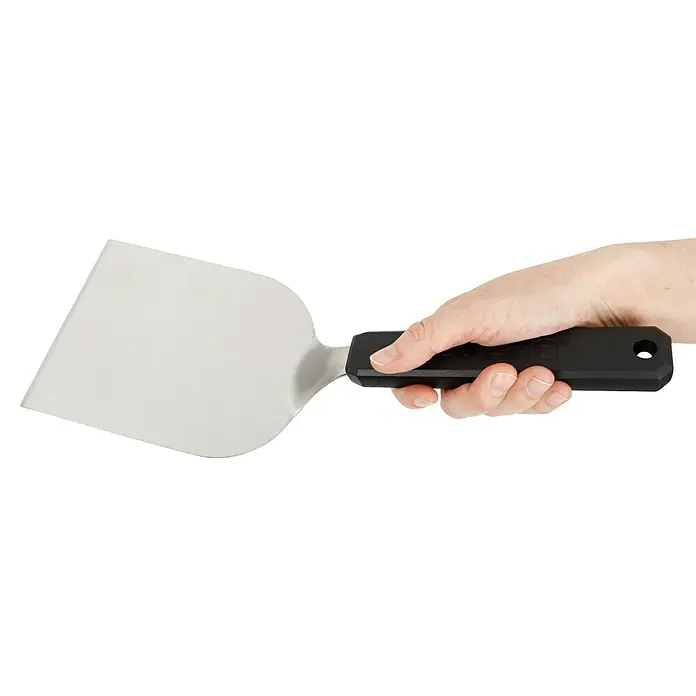 Cozze Grillgutwender - Länge: 36 cm, Edelstahl/Kunststoff - Eine Hand hält einen schwarzen Spatel mit breiter, silberner Klinge. Ideal zum Wenden und Servieren von Speisen beim Kochen.