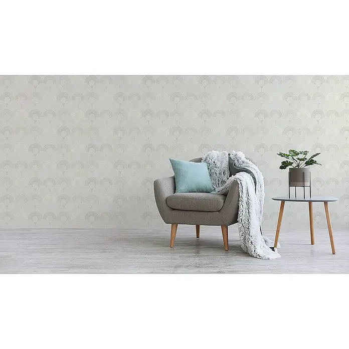 Tadessi Vliestapete M1-No.449 - Grau, Sonstiges, 10,05 x 0,53 m - Helle Tapete mit dezentem Art-déco-Fächermuster ziert eine Zimmerwand, hinter Möbeln sichtbar.