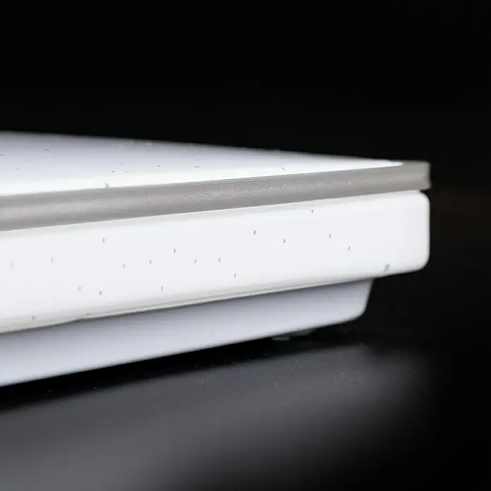 MegaLight LED-Deckenleuchte Shining Frame - 15 W, L x B x H: 27 x 27 x 4 cm, Weiß, Neutralweiß - Nahaufnahme einer modernen, weißen elektronischen Küchenwaage mit minimalistischem Design und subtilen Sprenkeln für präzises Abwiegen.