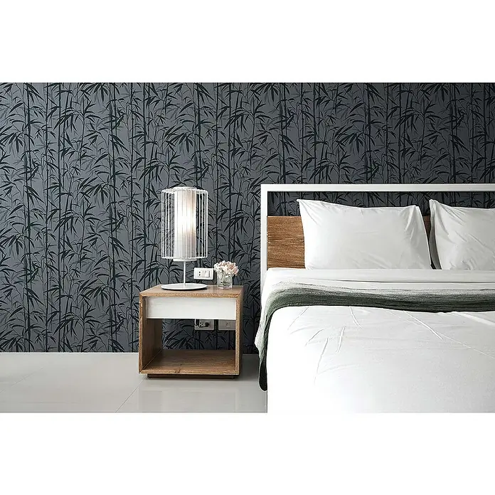 Tadessi Vliestapete M1-No.1626 - Schwarz, Floral, 10,05 x 0,53 m - Dunkelgraue Tapete mit Bambusmuster an einer Schlafzimmerwand.