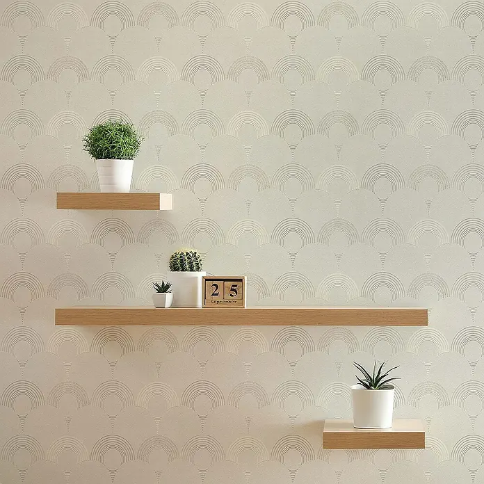 Tadessi Vliestapete M1-No.449 - Grau, Sonstiges, 10,05 x 0,53 m - Drei helle Holz-Wandregale an gemusterter Wand, mit Topfpflanzen und Holzkalender. Funktionale Ablage für Deko.