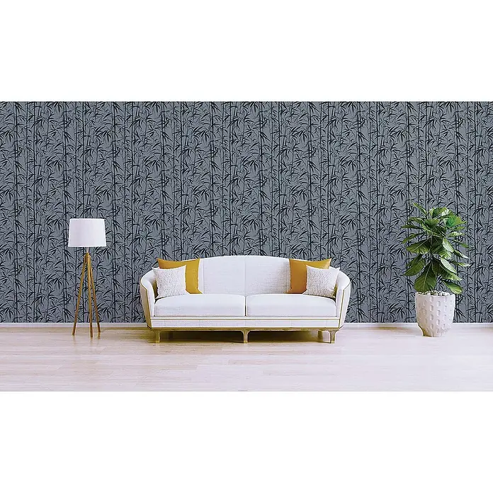 Tadessi Vliestapete M1-No.1626 - Schwarz, Floral, 10,05 x 0,53 m - Graue Tapete mit dunklem Bambusmuster, an einer Wohnzimmerwand hinter einem weißen Sofa.
