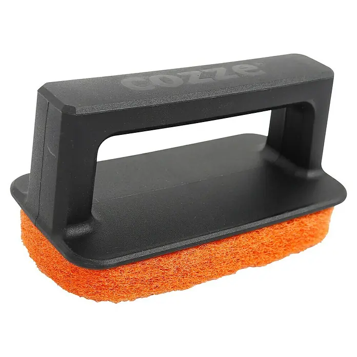 Cozze Grillbürste für Grillplatten - L x B: 14,3 x 7,3 cm - Nahaufnahme eines schwarzen Cozze Grillreinigers mit orangefarbenem Schwamm für eine effektive Reinigung.