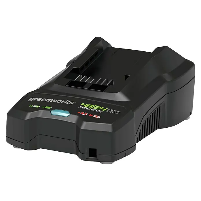 Greenworks Akku-Schnellladegerät 48V/24V DualVoltage - Passend für: Greenworks- oder Powerworks-Akkus mit 48 V DVT oder 24 V DVT, Ladestrom: 5 A - Nahaufnahme eines Greenworks 48/24V Dual Voltage Akku-Ladegeräts. Das Ladegerät ist schwarz mit grünen Akzenten.
