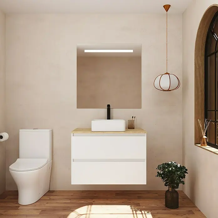 Conjunto de mueble de baño White - Ancho: 80 cm, Blanco, Mate, 3 pzs. - Interior de baño con inodoro, mueble de lavabo con armario blanco y espejo. Elementos decorativos como una lámpara y una planta.