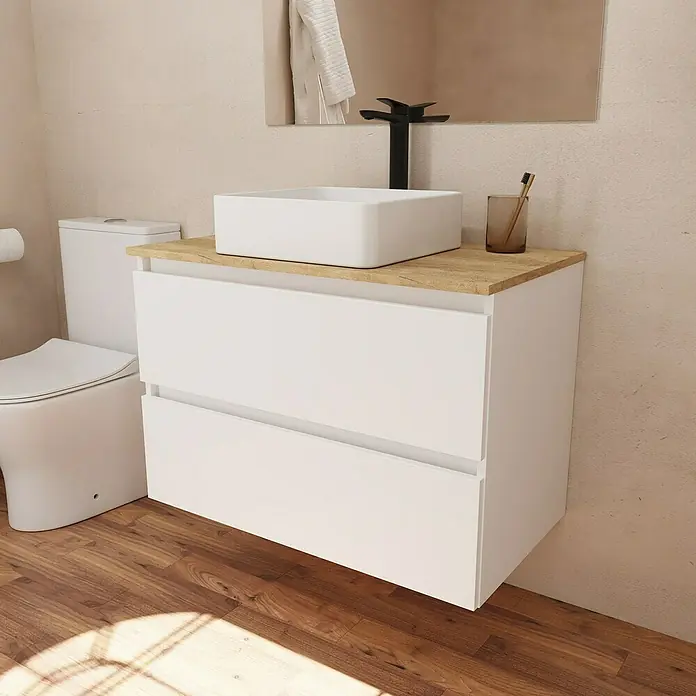 Conjunto de mueble de baño White - Ancho: 60 cm, Blanco, Mate, 3 pzs. - Un baño moderno con un lavabo blanco sobre un tocador de madera con cajones.