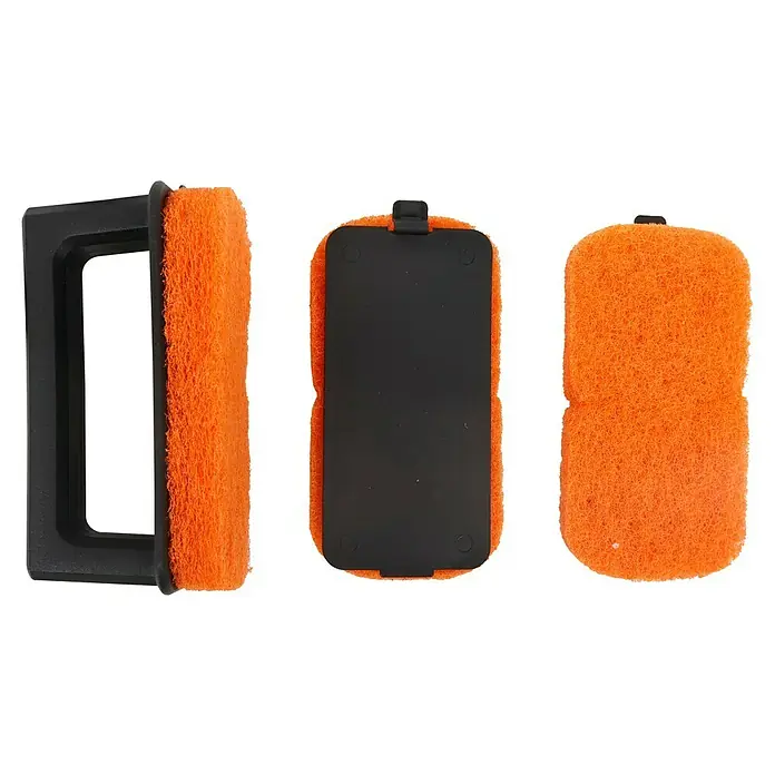 Cozze Grillzubehör-Set Plancha Starter - 9 -tlg. - Nahaufnahme von drei orangefarbenen Topfschwämmen mit schwarzen Griffen, ideal zum Reinigen und Schrubben von Oberflächen in Küche und Bad.