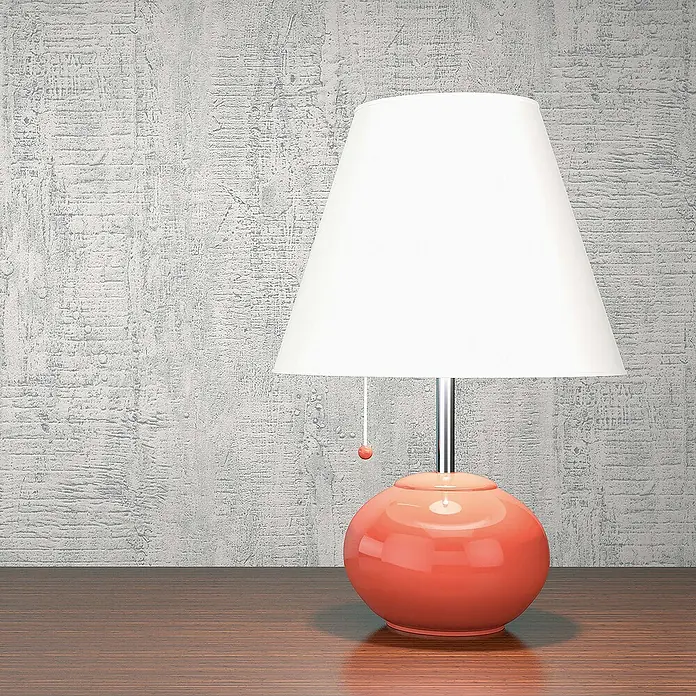 Tadessi Vliestapete M1-No.893 - Weiß, Steinoptik, 10,05 x 0,53 m - Tischlampe mit weißem konischem Schirm, glänzender korallenfarbener Kugelbasis und Chromstiel, auf dunklem Holztisch.