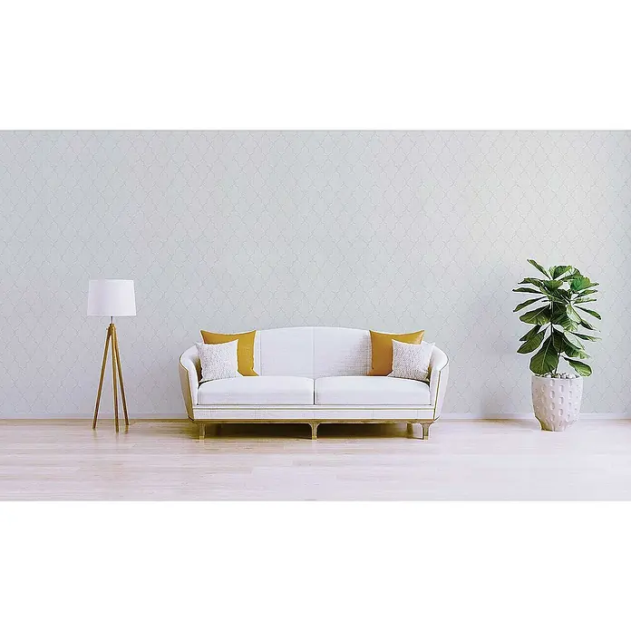 Tadessi Vliestapete M1-No.3436 - Weiß, Sonstiges, 10,05 x 0,53 m - Helles, minimalistisches Wohnzimmer mit weißem Sofa, gelben und weißen Kissen, Stehlampe und großer Pflanze.