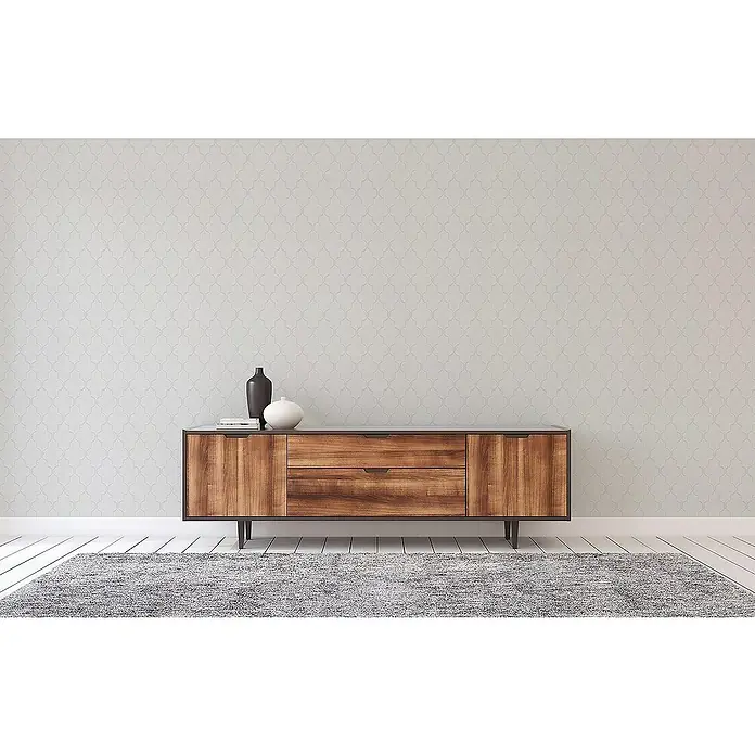 Tadessi Vliestapete M1-No.3436 - Weiß, Sonstiges, 10,05 x 0,53 m - Hellgraue Tapete mit dezentem geometrischem Muster an einer Wand hinter einem Holzsideboard.