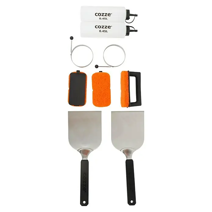 Cozze Grillzubehör-Set Plancha Starter - 9 -tlg. - Cozze Ofen-Zubehör: Zwei Gasflaschen, Reinigungsbürsten und Pizzawender mit "Cozze"-Logo für perfekte Pizza.