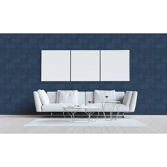 Tadessi Vliestapete M1-No.3394 - Blau, Steinoptik, 10,05 x 0,53 m - Ein modernes Wohnzimmer mit dunkelblauer Ziegelsteinmuster-Akzentwand hinter einem weißen Sofa und minimalistischen Tischen.