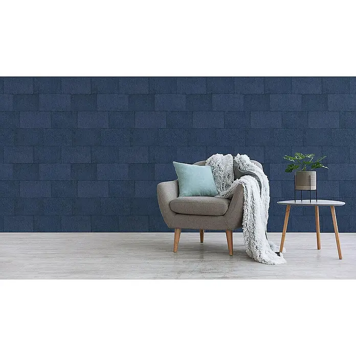 Tadessi Vliestapete M1-No.3394 - Blau, Steinoptik, 10,05 x 0,53 m - Blauer, ziegelgemusterter Wandbelag in einem modernen Wohnraum mit Sessel und Beistelltisch.