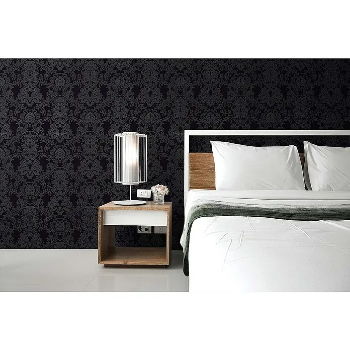 Tadessi Vliestapete M1-No.169 - Schwarz, Ornament, 10,05 x 0,53 m - Dunkle Tapete mit grauem Damastmuster, an einer Schlafzimmerwand hinter Bett und Nachttisch.