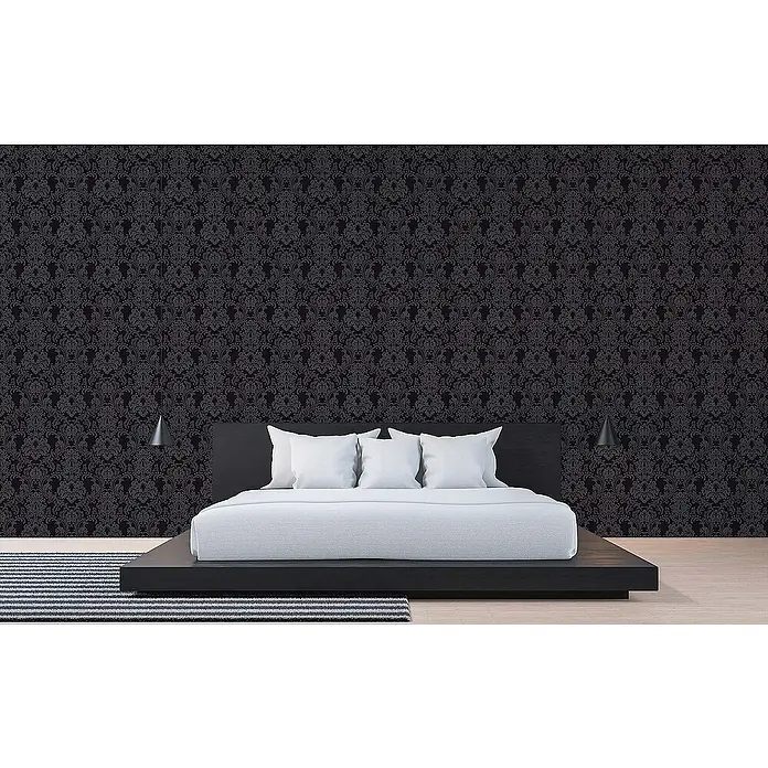 Tadessi Vliestapete M1-No.169 - Schwarz, Ornament, 10,05 x 0,53 m - Dunkle Wand mit Damastmuster in einem modernen Schlafzimmer.