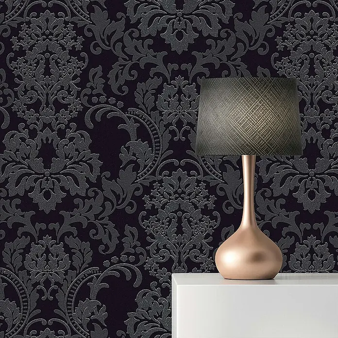 Tadessi Vliestapete M1-No.169 - Schwarz, Ornament, 10,05 x 0,53 m - Dunkle Damastmuster-Tapete mit moderner Lampe mit strukturierter Schirm und roségoldenem Sockel.
