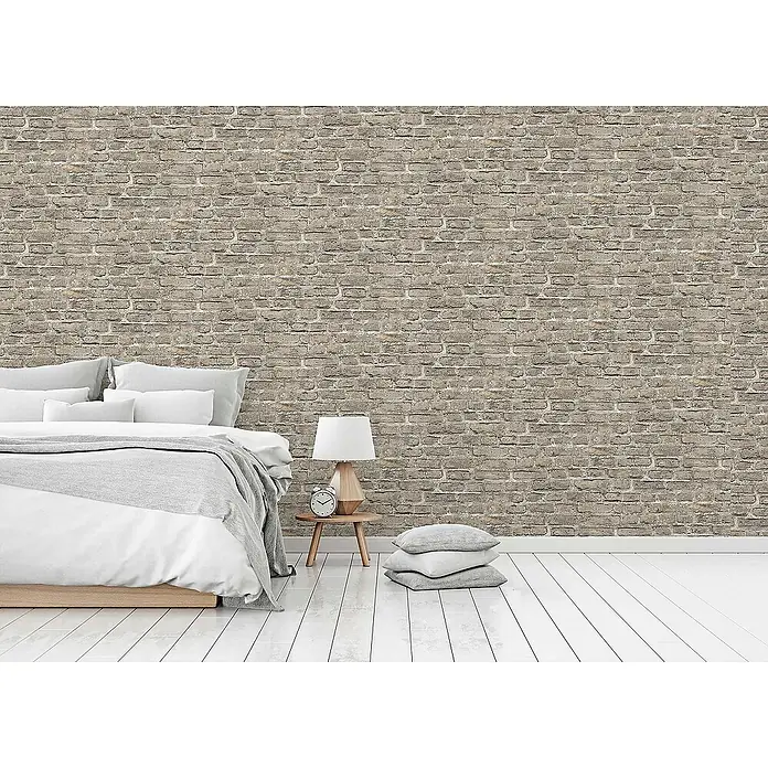 Tadessi Vliestapete M1-No.160 - Grau, Steinoptik, 10,05 x 0,53 m - Verwitterte, taupefarbene Ziegelwandverkleidung, die einem Schlafzimmer einen rustikal-industriellen Touch verleiht.