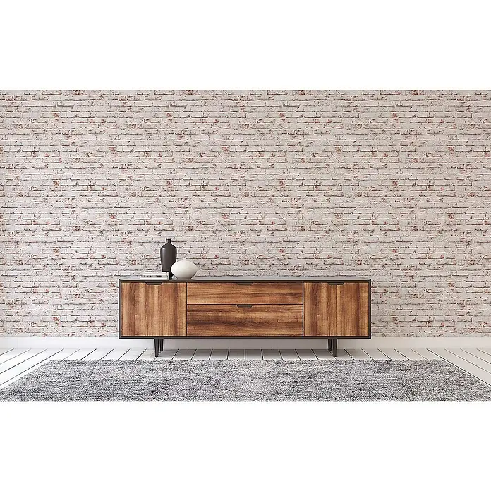 Tadessi Vliestapete M1-No.6 - Rot, Steinoptik, 10,05 x 0,53 m - Holzsideboard mit dunklem Rahmen, zwei zentralen Schubladen und zwei Schranktüren. Mit Deko-Artikeln oben.