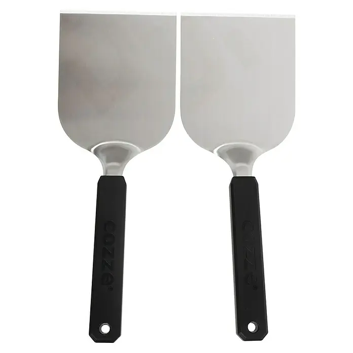 Cozze Grillzubehör-Set Plancha Starter - 9 -tlg. - Zwei Edelstahl-Wender von Cozze mit schwarzen Griffen, ideal für die Küche. Hochwertige Küchenhelfer für Hobbyköche.