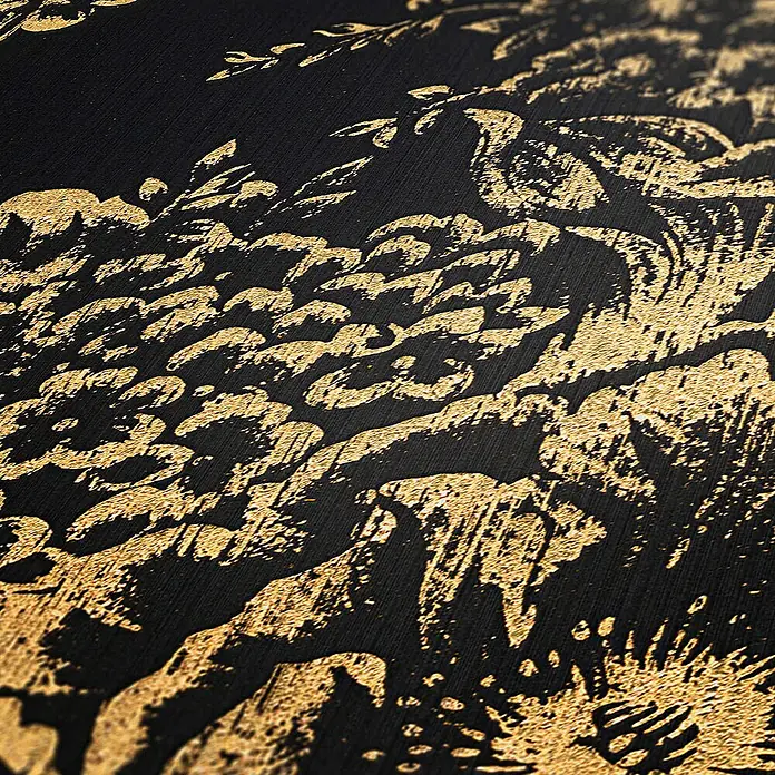 Tadessi Vliestapete M1-No.2169 - Schwarz, Floral, 10,05 x 0,53 m - Nahaufnahme einer strukturierten schwarzen Oberfläche mit einem aufwendigen, erhabenen goldenen Muster in organischem Design.