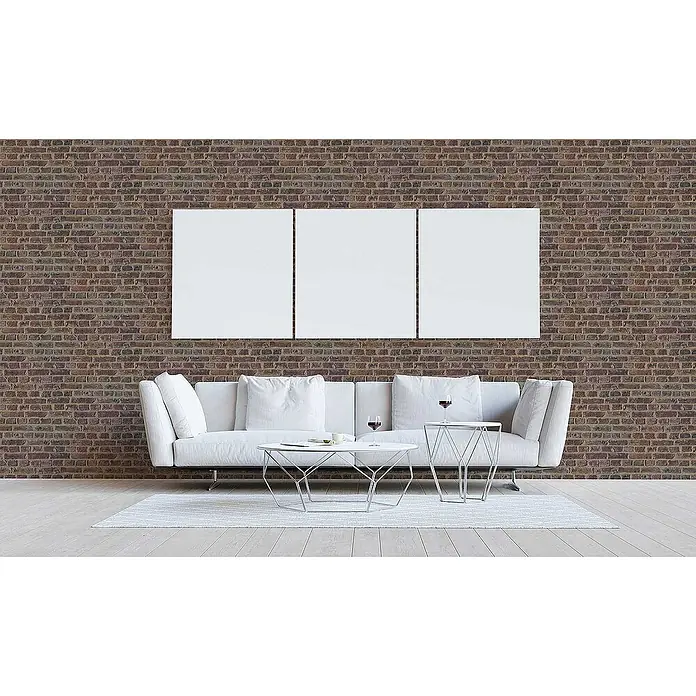Tadessi Vliestapete M1-No.2882 - Rot, Steinoptik, 10,05 x 0,53 m - Drei leere weiße Leinwände als Triptychon über einem modernen weißen Sofa an einer Ziegelwand.