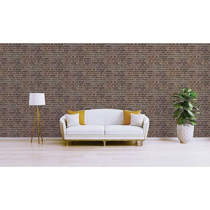 Tadessi Vliestapete M1-No.2882 - Rot, Steinoptik, 10,05 x 0,53 m - Eine mehrfarbige Ziegelwand dient als Kulisse für ein modernes Wohnzimmer mit Sofa und Pflanzen.