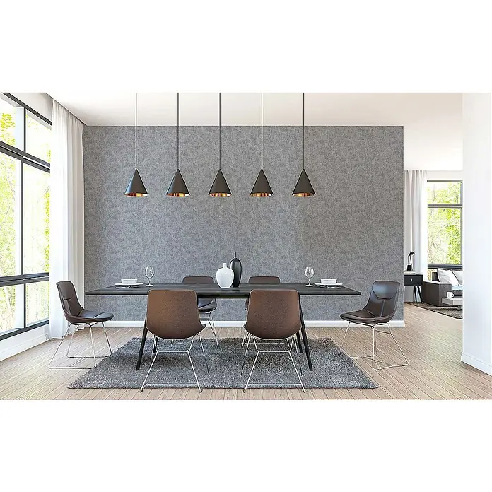 Tadessi Vliestapete M1-No.15 - Grau, Steinoptik, 10,05 x 0,53 m - Modernes Esszimmer mit dunklem Esstisch, sechs braunen Stühlen und fünf schwarzen Pendelleuchten.