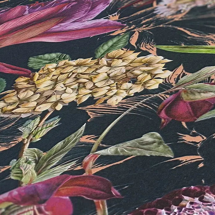 Tadessi Vliestapete M1-No.777 - Schwarz, Floral, 10,05 x 0,53 m - Aufwendiges Blumenmuster auf dunklem Hintergrund mit großen rosa und lila Blüten, goldenen Trockenblumen und grünen Blättern, akzentuiert mit orangefarbenen Details.