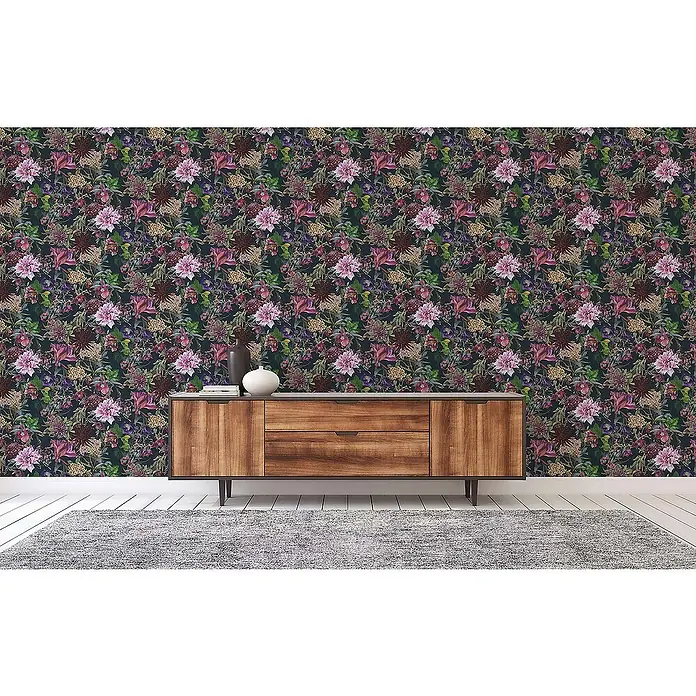 Tadessi Vliestapete M1-No.777 - Schwarz, Floral, 10,05 x 0,53 m - Dunkle Blumentapete mit reichem Muster in Rosa-, Lila- und Grüntönen, an einer Wand über einem Holzsideboard in einer Einrichtung gezeigt.