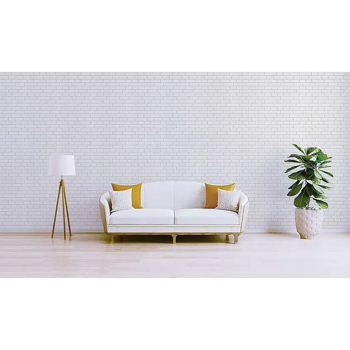 Tadessi Vliestapete M1-No.2036 - Weiß, Steinoptik, 10,05 x 0,53 m - Weißes Sofa mit gelben und weißen Kissen in einem hellen, modernen Wohnzimmer mit Stehlampe und Pflanze.