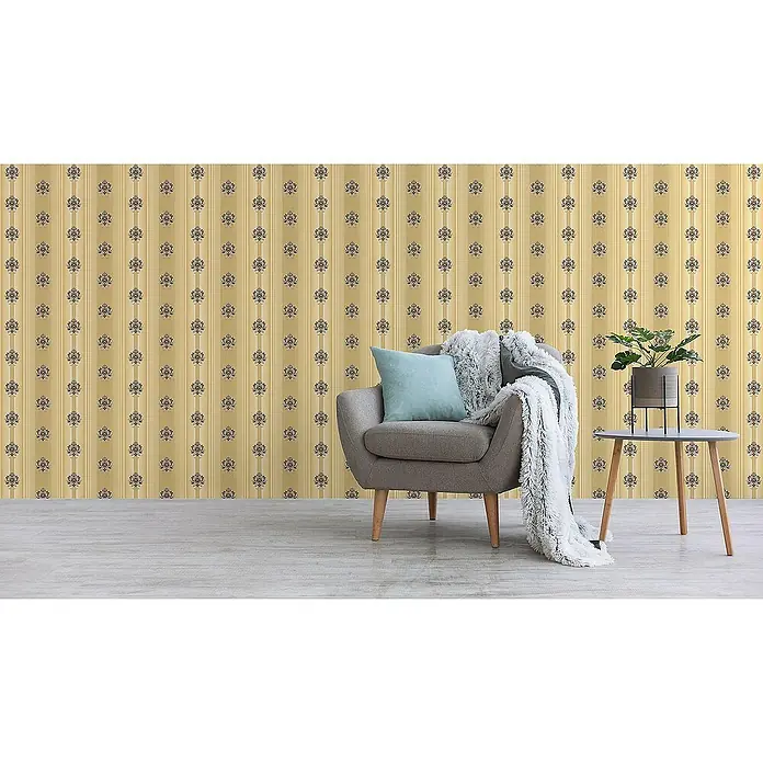 Tadessi Vliestapete M1-No.2337 - Gold, Streifen, 10,05 x 0,53 m - Gelb-goldene gestreifte Tapete mit schwarzen Zieremblemen, an einer Wand in einem Raum gezeigt.